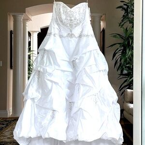 Gorgeous NWT size 24 stapless wedding gown. Extra length. Non-smoking home.